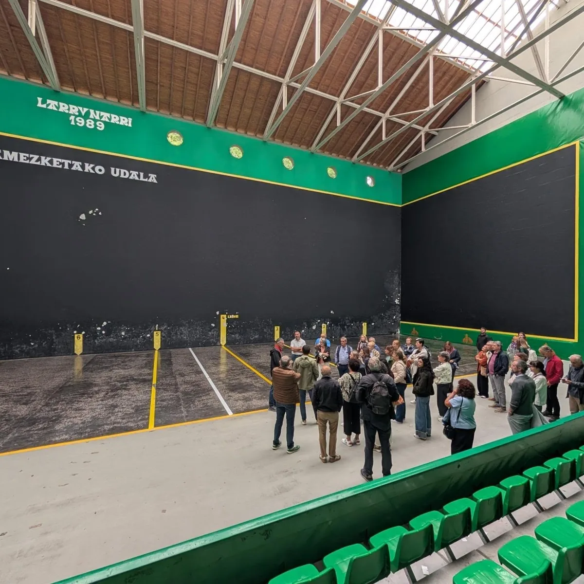 Visita del grupo al frontón municipal de Amezketa